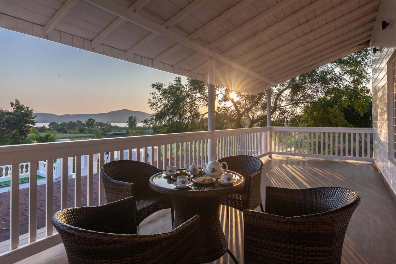 Stayvista'S Lake La Vie - Tranquil Lake-View Villa Amidst Farmland With Pool And Poolside Gazebo - Proximity To Sula Nashik Εξωτερικό φωτογραφία