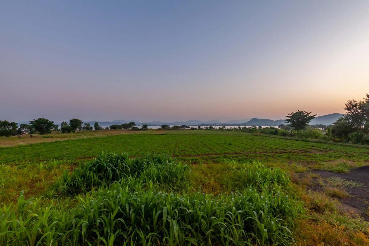 Stayvista'S Lake La Vie - Tranquil Lake-View Villa Amidst Farmland With Pool And Poolside Gazebo - Proximity To Sula Nashik Εξωτερικό φωτογραφία