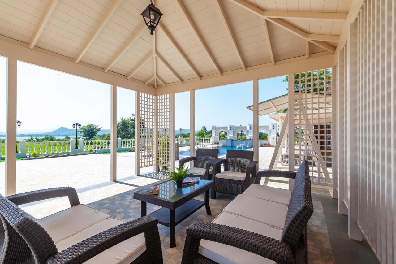 Stayvista'S Lake La Vie - Tranquil Lake-View Villa Amidst Farmland With Pool And Poolside Gazebo - Proximity To Sula Nashik Εξωτερικό φωτογραφία