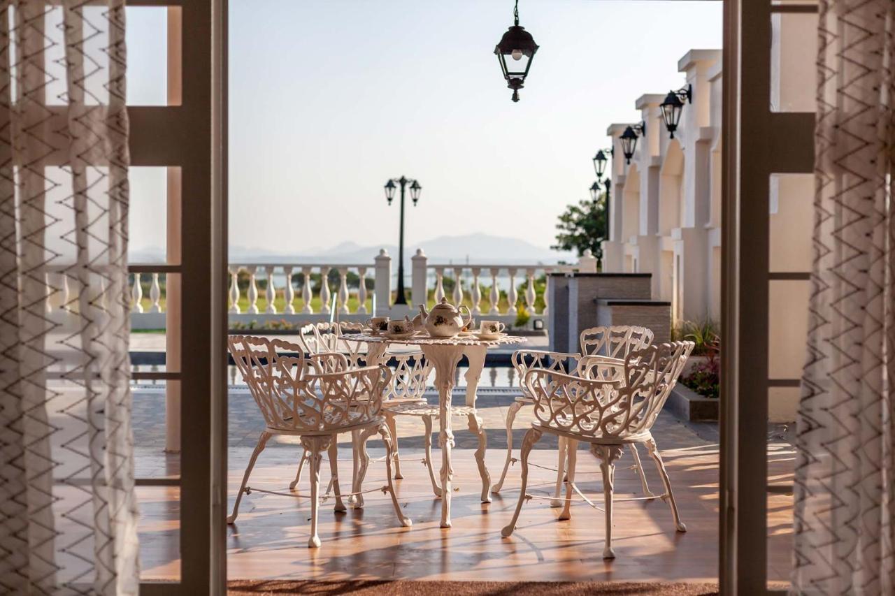 Stayvista'S Lake La Vie - Tranquil Lake-View Villa Amidst Farmland With Pool And Poolside Gazebo - Proximity To Sula Nashik Εξωτερικό φωτογραφία