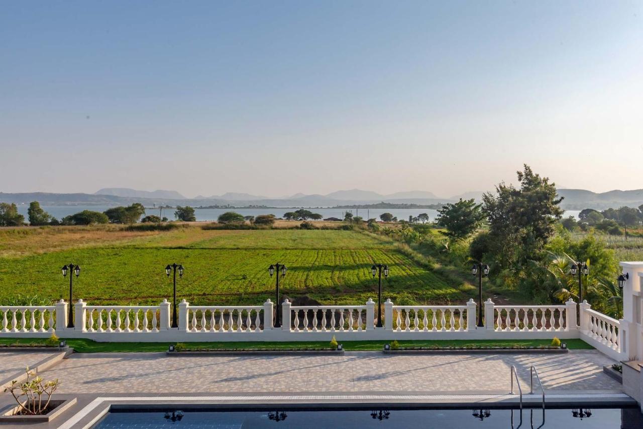 Stayvista'S Lake La Vie - Tranquil Lake-View Villa Amidst Farmland With Pool And Poolside Gazebo - Proximity To Sula Nashik Εξωτερικό φωτογραφία