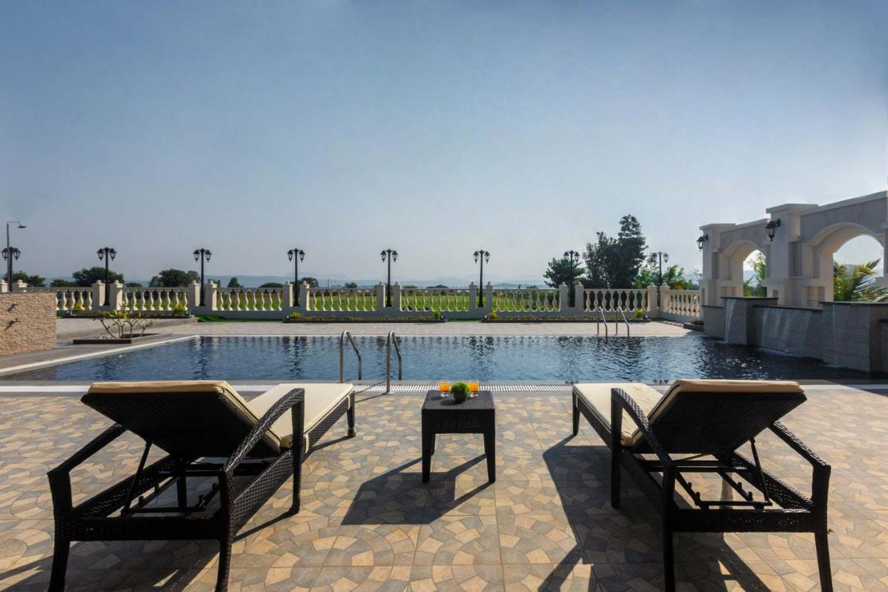Stayvista'S Lake La Vie - Tranquil Lake-View Villa Amidst Farmland With Pool And Poolside Gazebo - Proximity To Sula Nashik Εξωτερικό φωτογραφία